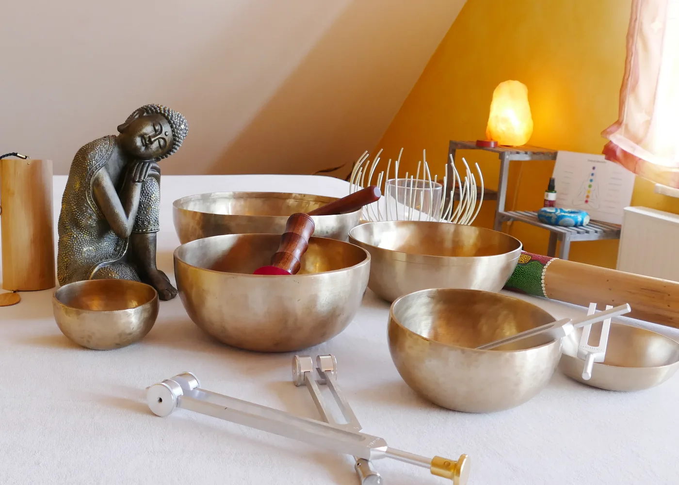 Klangschalen und therapeutische Stimmgabeln im Behandlungsraum